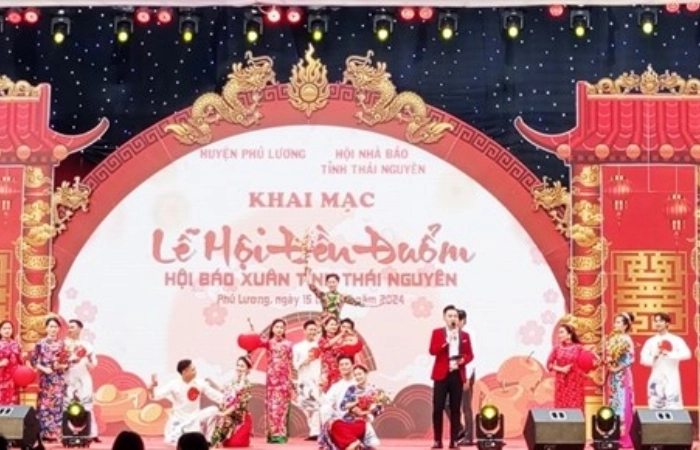 Ngắm nhìn hình ảnh lễ hội đền đuổm náo nhiệt