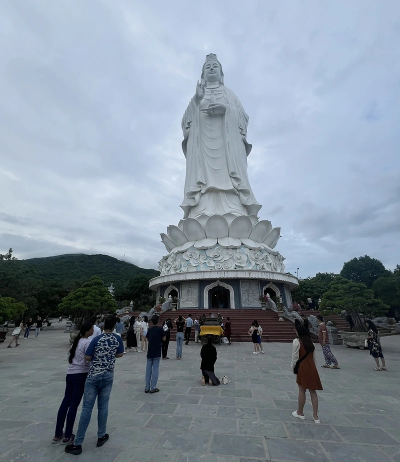 Chùa linh ứng tọa lạc trên bán đảo sơn trà, nơi hội tụ linh khí