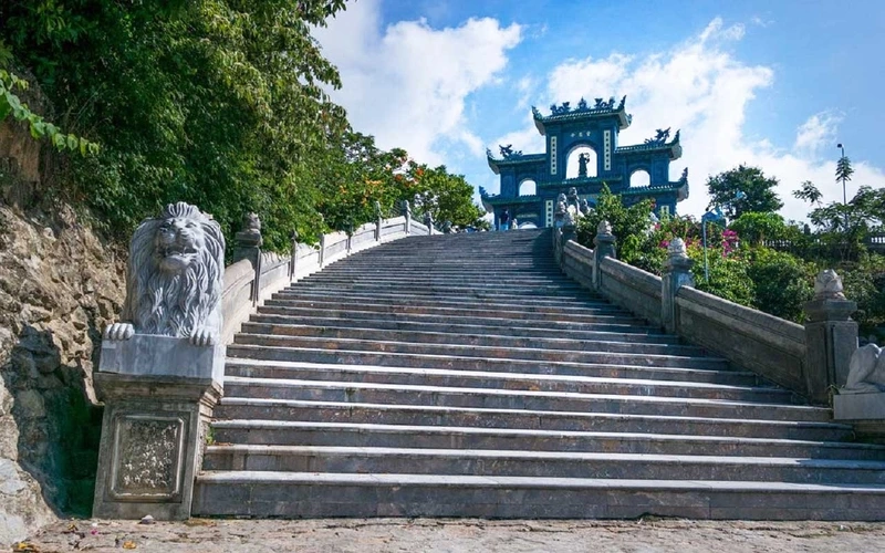 Toát lên vẻ uy nghi từ toàn cảnh chùa linh ứng sơn trà