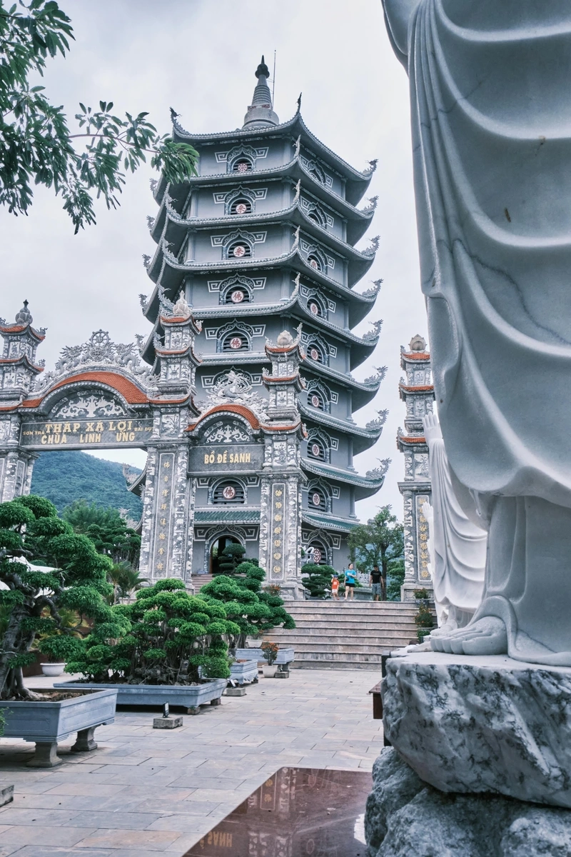 Nét đẹp giao hòa giữa đất trời tại chùa linh ứng sơn trà đà nẵng