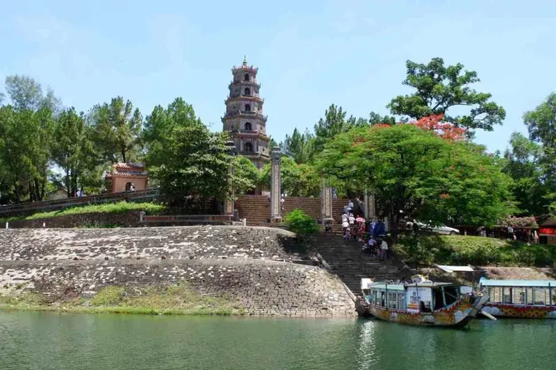 Đắm chìm trong vẻ đẹp toàn cảnh chùa thiên mụ