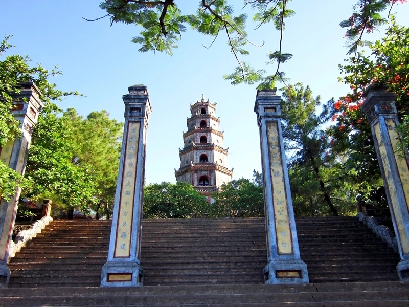 Ấn tượng với cổng tam quan chùa thiên mụ uy nghi