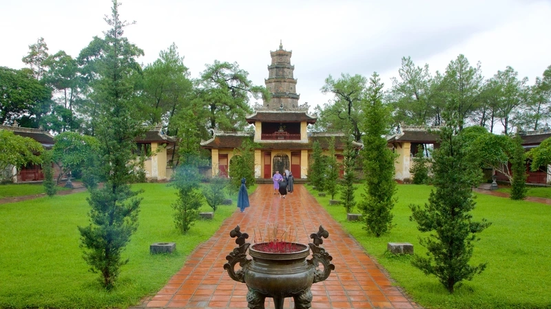 Khám phá không gian bên trong chùa thiên mụ tĩnh lặng