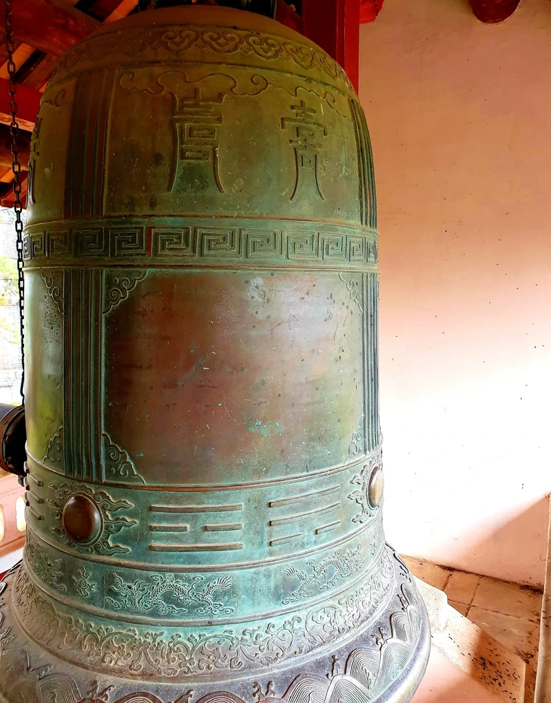 Tiếng chuông ngân vang từ chuông chùa thiên mụ