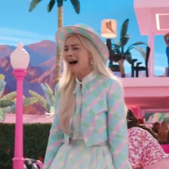 Barbie meme car nổi bật với chiếc xe Barbie mang vibe thượng lưu