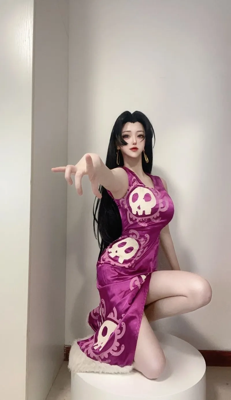 Bùng nổ visual cùng cosplay anime One Piece Boa Hancock