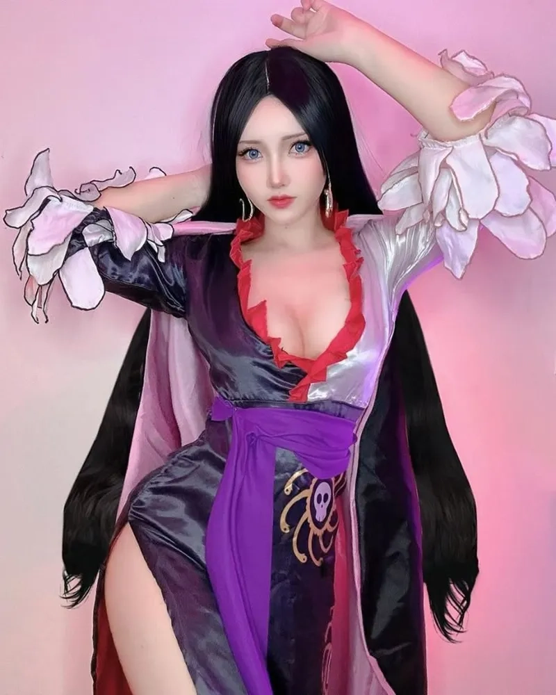 Mẫu Boa Hancock cosplay sexy khiến fan phát cuồng