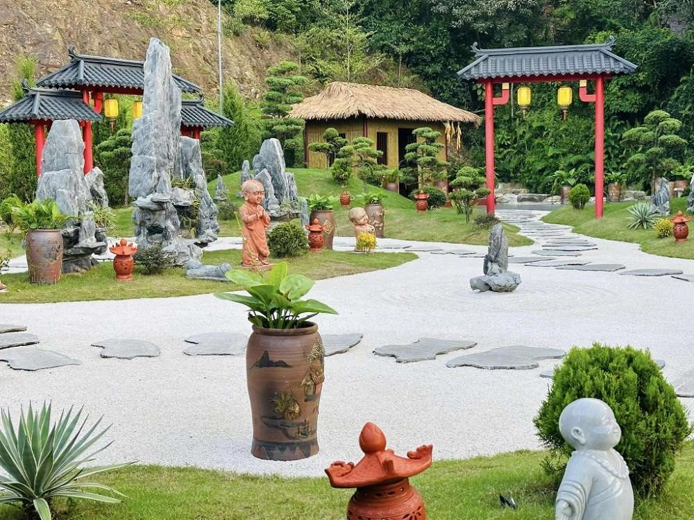 Tham gia check in chùa cây thị để ghi lại kỷ niệm