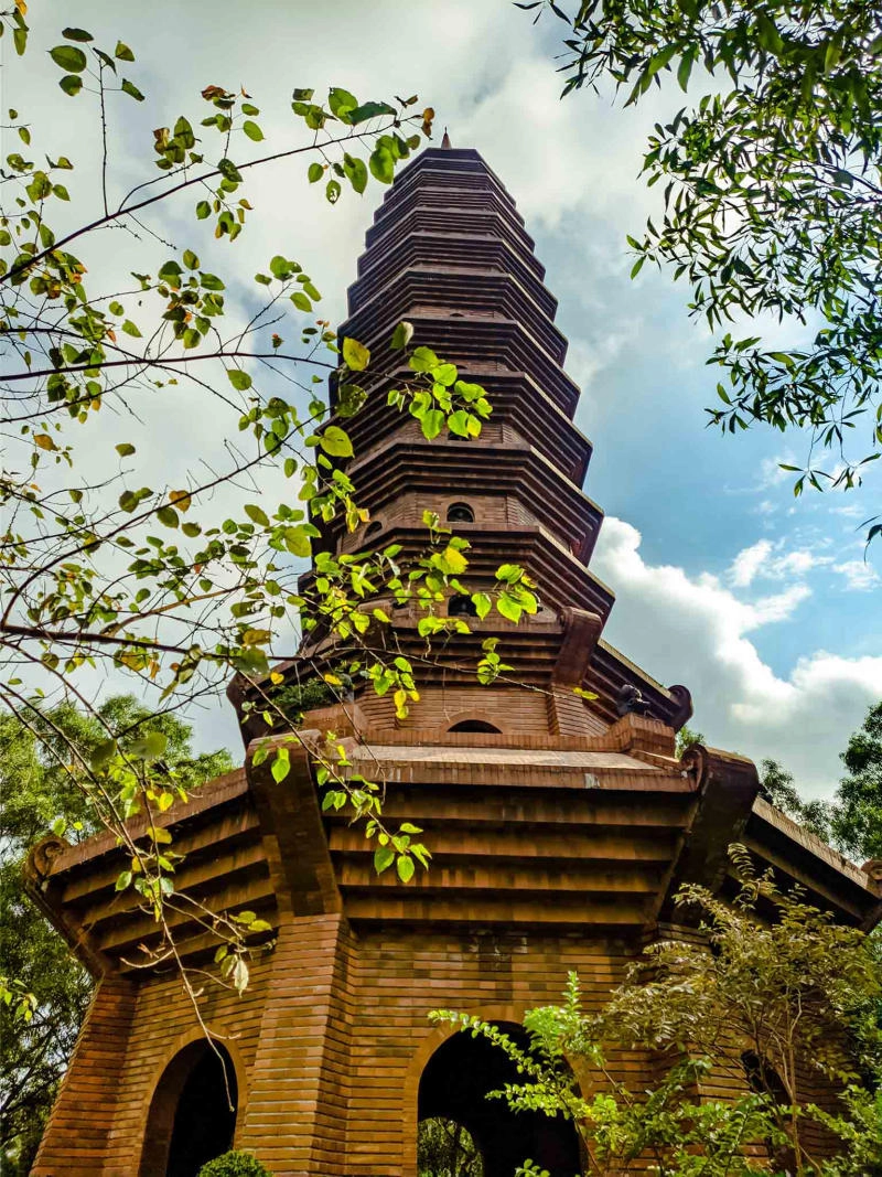 Khám phá tháp chùa Phật Tích giữa núi xanh