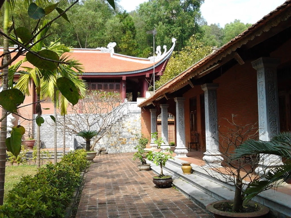 Chiêm bái tại chùa Phật Tích linh thiêng
