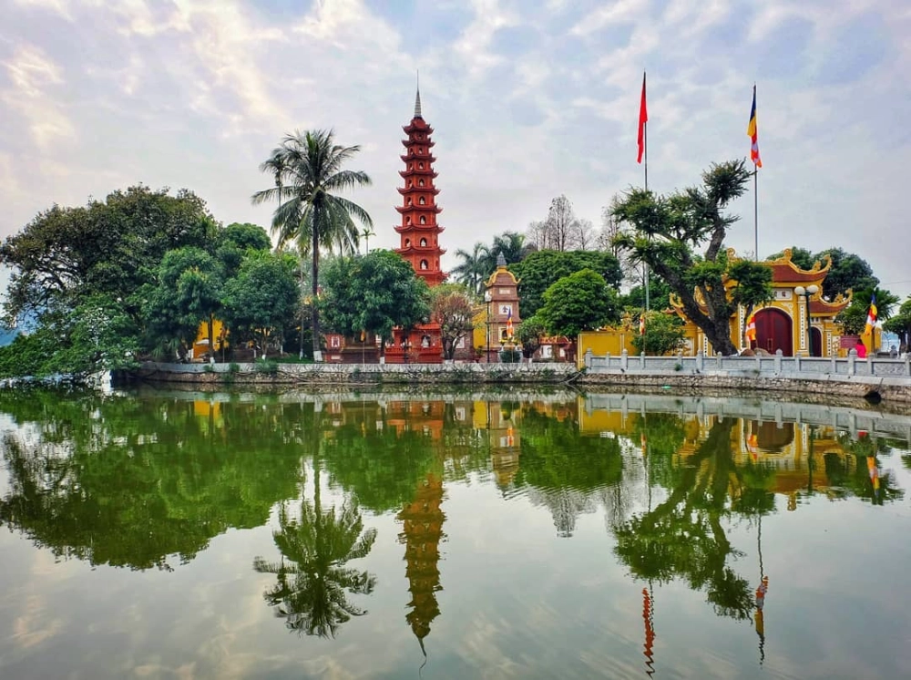 Khung cảnh nên thơ tại chùa trấn quốc hà nội