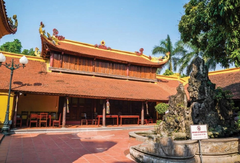 Dạo quanh không khí mát lành chùa trấn quốc tây hồ