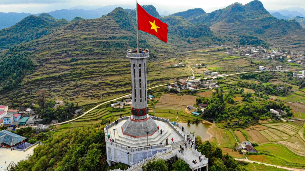 Khám phá qua thuyết minh về cột cờ lũng cú đầy chi tiết