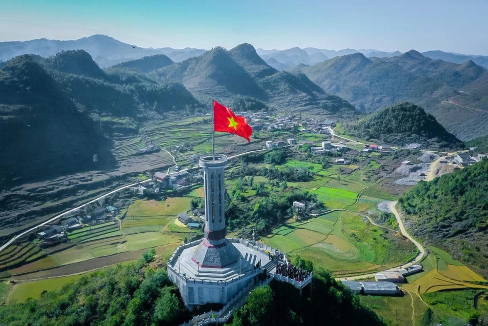 Khám phá những cột cờ lũng cú bao nhiêu bậc trên đỉnh
