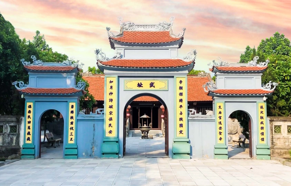 Hòa vào không khí lễ hội đền đô truyền thống