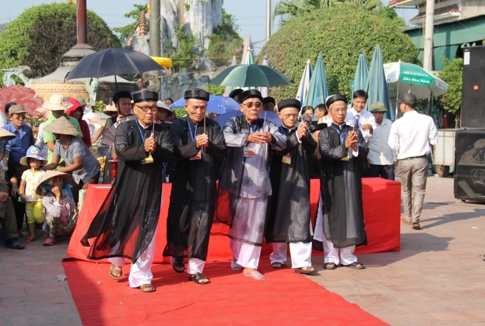 Cảm nhận không khí hội đền đồng bằng náo nhiệt
