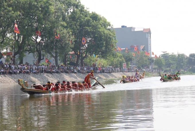 Tham gia hội đền đồng bằng diễn ra khi náo
