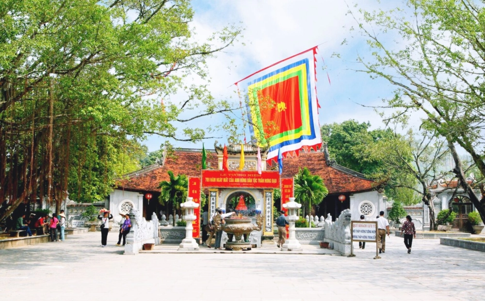 Check in cổng đền Kiếp Bạc cổ kính