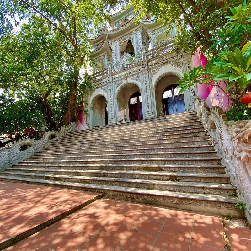 Hành hương đến đền tiên la thái bình uy nghi