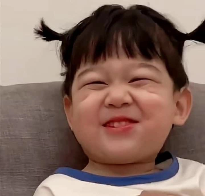 Ảnh meme em bé có chữ siêu vui nhộn và dễ thương