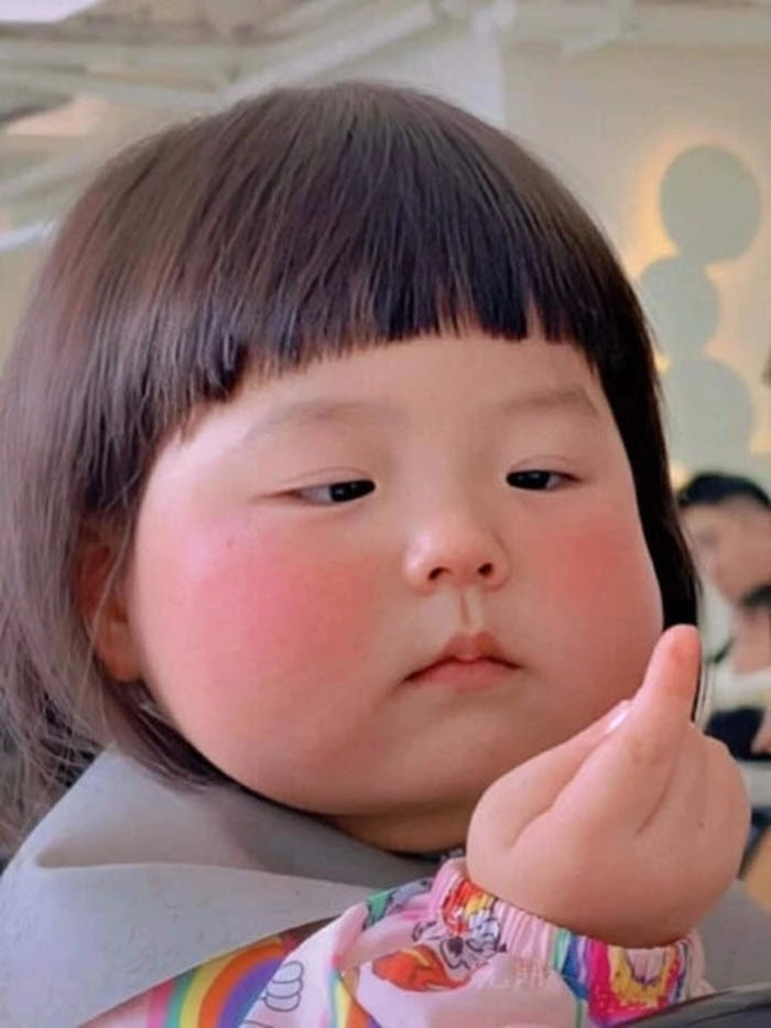 Meme em bé hàn quốc có chữ với biểu cảm đốn tim cộng đồng mạng