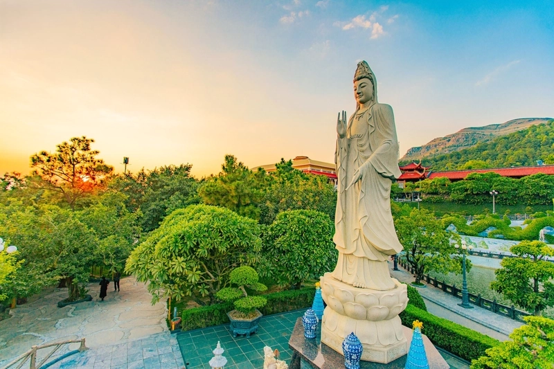 Chùa ba vàng,giới thiệu về chùa ba vàng,Ngôi chùa Ba Vàng,Lịch sử về Chùa Ba Vàng,Di tích lịch sử Chùa Ba Vàng,Hình ảnh chùa ba vàng,Ảnh Chùa Ba Vàng,Cảnh Chùa Ba Vàng,Cảnh đẹp Chùa Ba Vàng,Quang cảnh Chùa Ba Vàng,Cảnh Chùa Ba Vàng về đêm,Hình ảnh Chùa Ba Vàng về đêm,Cận cảnh Chùa Ba Vàng,Chùa Ba Vàng về đêm,Vườn hoa Phật giáo Chùa Ba Vàng,Vườn hoa Phật pháp Chùa Ba Vàng,Ảnh Phật Chùa Ba Vàng,Tượng Phật Chùa Ba Vàng,Cây Bồ Đề Chùa Ba Vàng,Chùa Ba Vàng lễ Phật Đản,Chùa Ba Vàng lễ Vu Lan,Chùa Ba Vàng Phật Đản,Du lịch Chùa Ba Vàng,Đi Chùa Ba Vàng,Chùa Ba Vàng 2025,Chùa 3 Vàng,Chùa Ba Vàng,Chùa Ba Vàng ngày xưa,Chùa Ba Vàng hôm nay.