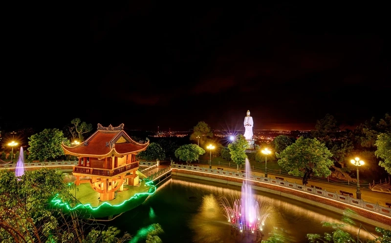 Cảnh Chùa Ba Vàng về đêm huyền bí với ánh sáng lung linh