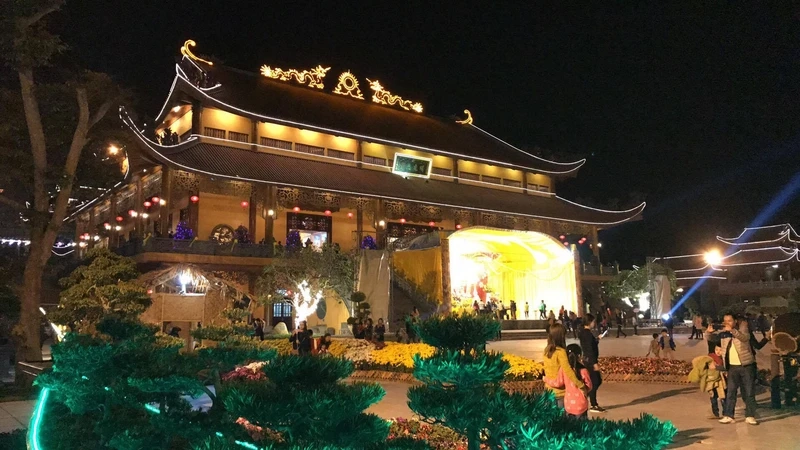 Chùa Ba Vàng về đêm là khoảnh khắc tuyệt đẹp trong không gian tĩnh lặng