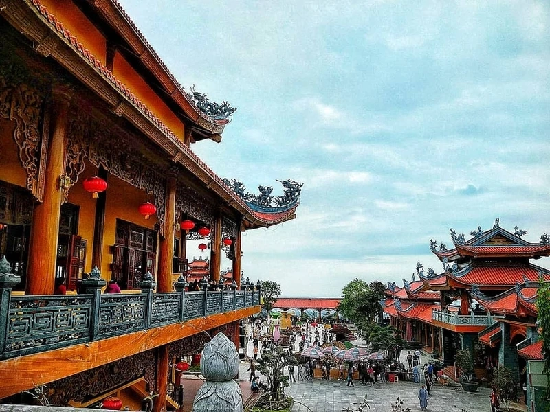 Chùa 3 Vàng là tên gọi khác của Chùa Ba Vàng, nổi bật trong khu vực