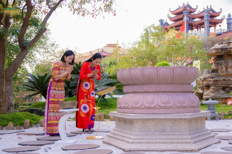 Cảnh Chùa Ba Vàng tuyệt đẹp, là nơi lý tưởng để tìm sự bình yên