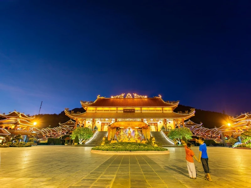 Quang cảnh Chùa Ba Vàng mang đến vẻ đẹp uy nghiêm và tĩnh lặng