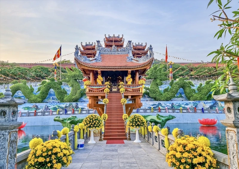 Cảnh đẹp Chùa Ba Vàng hấp dẫn du khách bởi không gian thanh tịnh và cảnh quan thiên nhiên