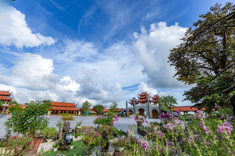 Vườn hoa Phật giáo Chùa Ba Vàng là không gian thanh tịnh với loài hoa đặc trưng