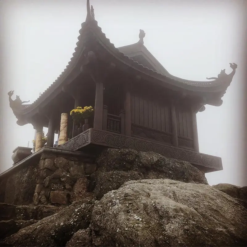 Tận đỉnh thiêng là đỉnh chùa đồng
