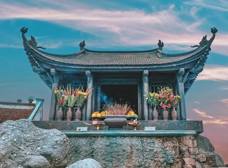 Trải nghiệm leo núi yên tử hành hương giữa mây trời