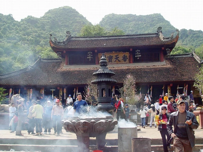 Ngỡ ngàng trước phong cảnh chùa hương mùa xuân