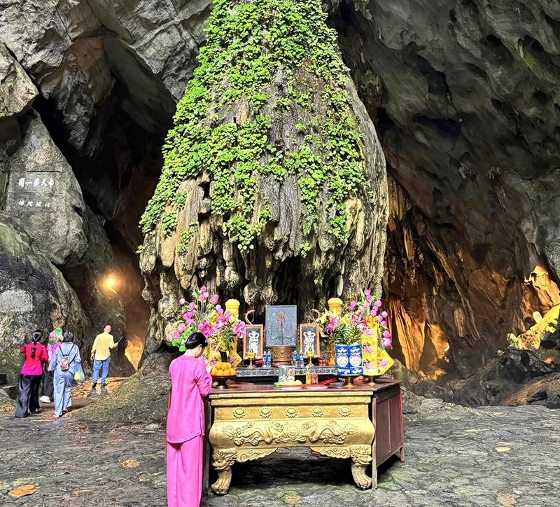 Không khí rộn ràng qua ảnh lễ hội chùa hương