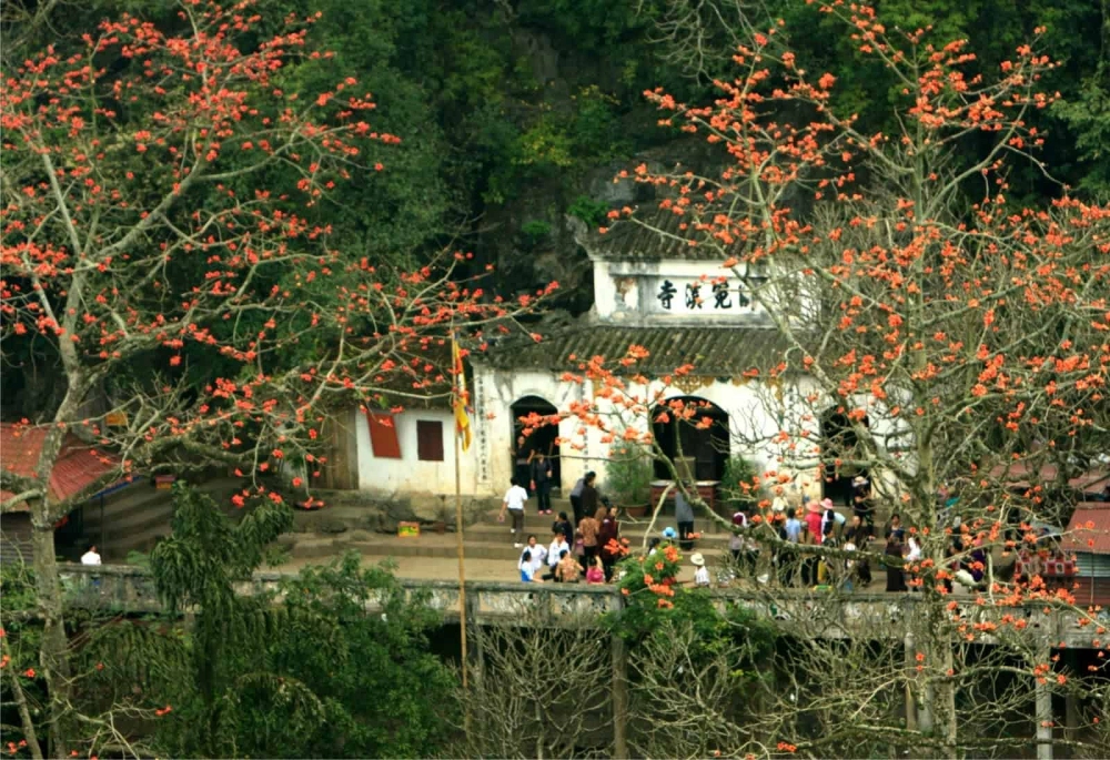 Mỗi mùa lễ hội, điểm du lịch chùa hương thu hút đông đảo du khách