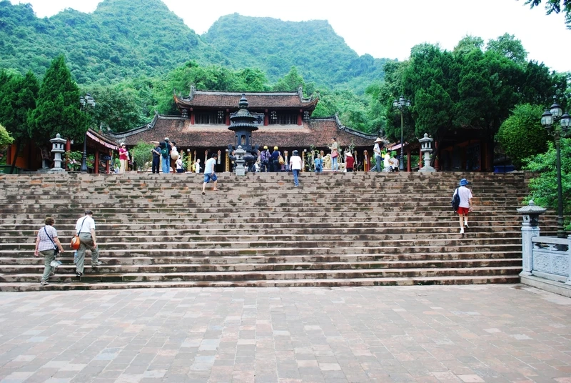 Về xuôi vãn cảnh chùa hương, ngắm sông núi hữu tình