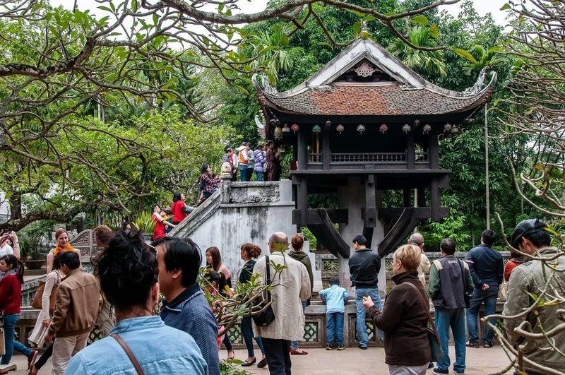 Cảnh Chùa Một Cột hiện lên thanh bình và tĩnh lặng, tạo nên một không gian lý tưởng để chiêm nghiệm