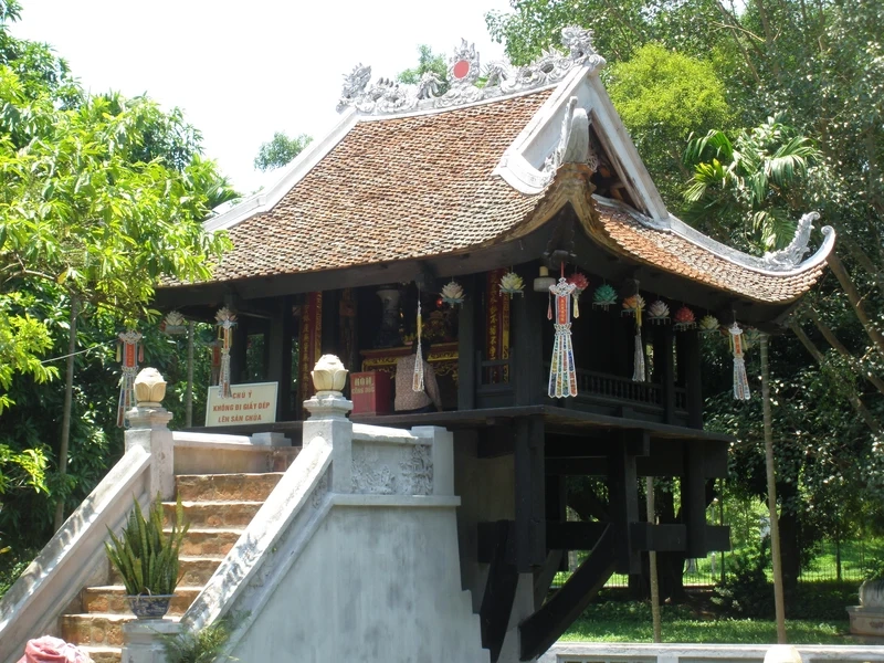 Hình Chùa 1 Cột thể hiện sự thanh thoát và uy nghiêm của một trong những di tích lịch sử quan trọng của Việt Nam