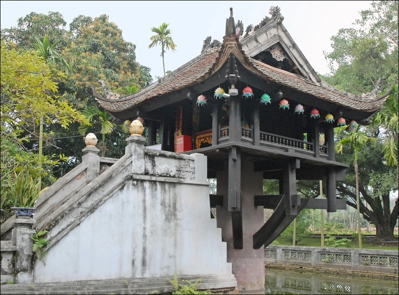 Ảnh Chùa Một Cột thể hiện sự kết hợp hài hòa giữa văn hóa Phật giáo và nét đẹp kiến trúc Việt Nam