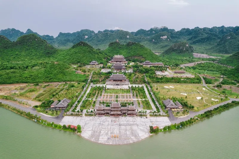 Phong cảnh Chùa Tam Chúc đẹp như tranh vẽ với những thảm cỏ xanh mướt và hồ nước yên bình