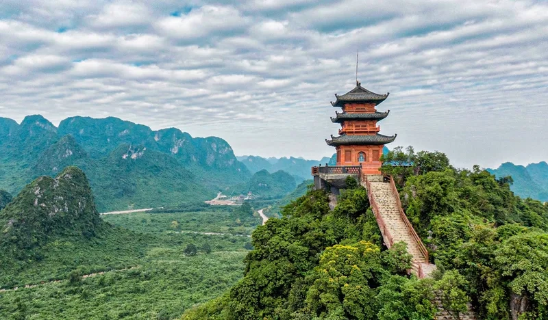 Toàn cảnh Tam Chúc mở ra một bức tranh thiên nhiên tuyệt đẹp, hòa quyện giữa núi và chùa