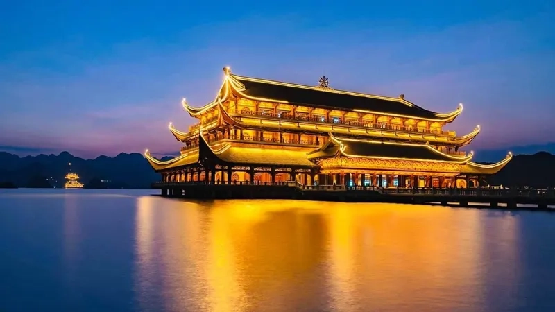 Chùa Tam Chúc về đêm huyền bí và linh thiêng với ánh sáng dịu dàng bao quanh