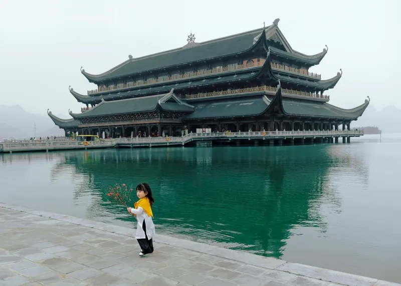 Khung cảnh Chùa Tam Chúc yên bình, khiến lòng người cảm thấy thư thái và nhẹ nhàng