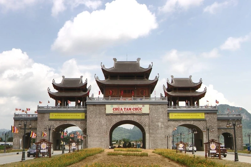 Cổng Tam Quan Chùa Tam Chúc là nơi đánh dấu cánh cửa bước vào không gian tâm linh tuyệt đẹp