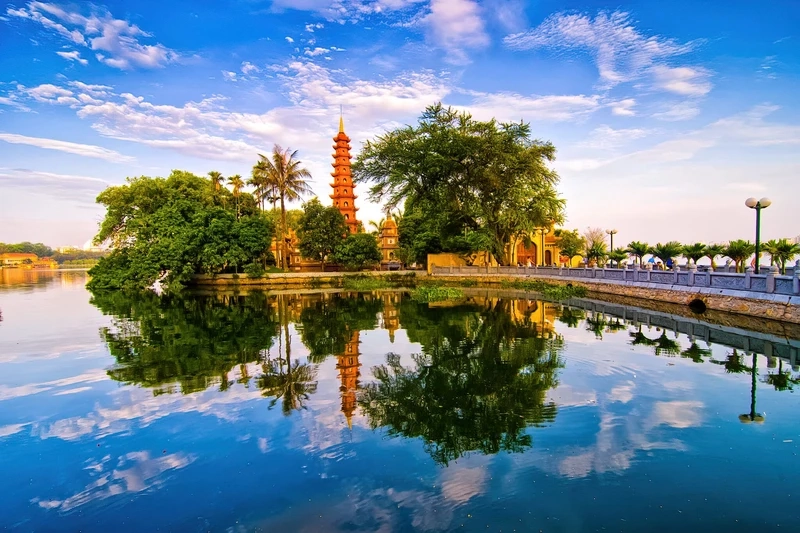 Ngắm nhìn ảnh đẹp phủ tây hồ lung linh giữa Hồ Tây