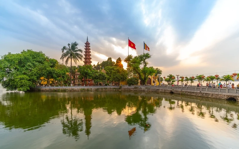 Góc đẹp để chụp ảnh phủ tây hồ giữa thiên nhiên tĩnh lặng