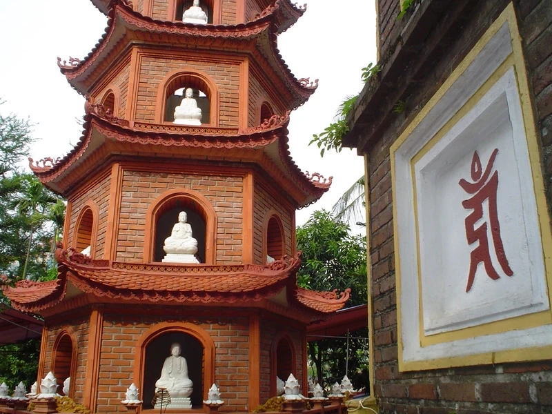 Cảnh thanh tịnh tại chùa phủ tây hồ cạnh đền Mẫu